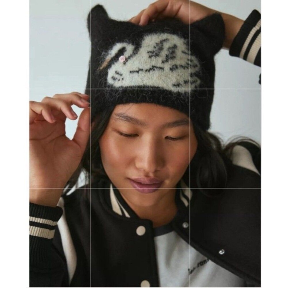Urban Outfitter Mylo Swan Fuzzy Beanie NWOT